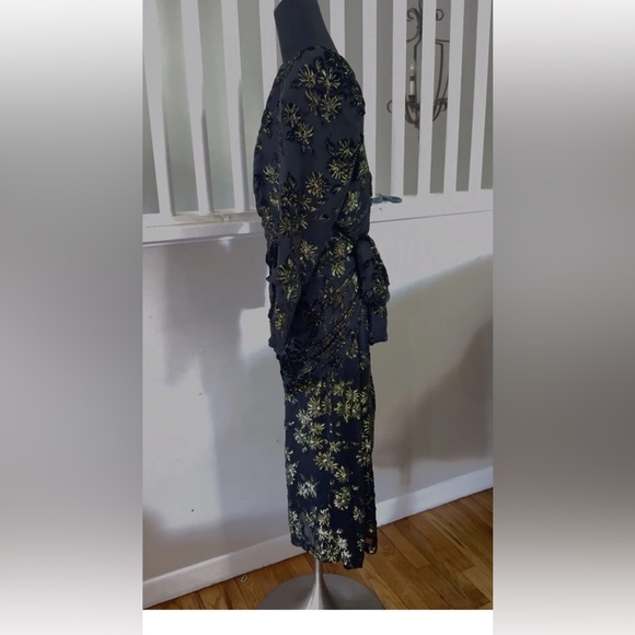 Elegant Black and Gold Long Sleeve Dress - Picture 2 of 4